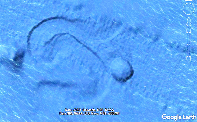 ギリシャ海底で息を潜めるUFOをグーグルアースが激写! 全長67m、操縦席もクッキリ… アダムスキー型か!?の画像4