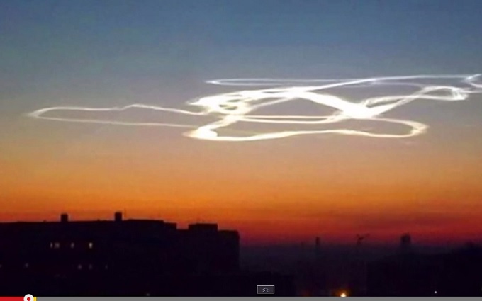 ロシア上空に現れたプレッツェル状の奇妙な雲の正体は？ UFOか、隕石か、泥酔操縦か!?の画像1