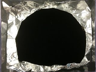 地球上で最も黒い「黒色」が開発される ― 光を飲み込む「バンタブラック」。ブラックホールに最も近い世界
