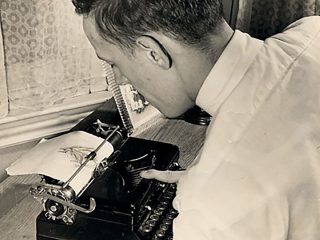 元祖アスキーアートの神 ― 70年間タイプライターを打ち続けた脳性麻痺の男・ポールのポートレイト