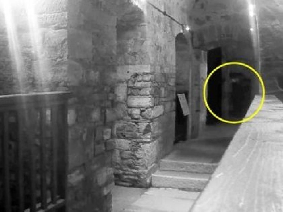 イギリスの廃刑務所で 首吊り幽霊の姿 がくっきりスゴ激写 黒服 白面 100年以上前に死んだ死刑囚で確定か