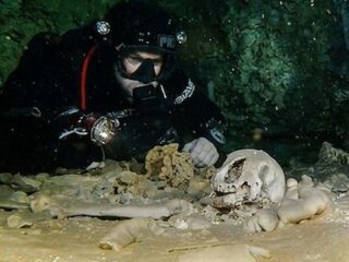 メキシコ水中洞窟でマヤの神殿など200以上の遺物が発見される！ 1万年前の巨大生物の骨も！