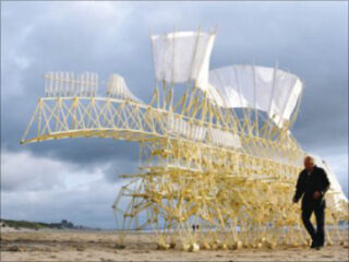 「ストランドビースト」歩行する風の獣たち ― テオ・ヤンセンの空気圧生命体