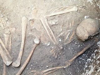 2800年前の封印された地下拷問室で“謎の人骨”が出土！ 性別、死因、屈葬の理由… 何もかも不明で不気味すぎる！＝英
