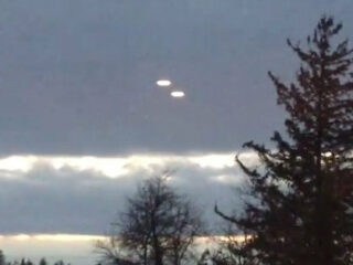 遂にクッキリ捉えられた「UFOが瞬時に消失する」瞬間？ 複数の光る円盤がヒュイッと消える!!