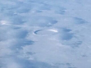 これは素晴らしいUFO画像です！ 雲の中に隠れるUFOの“決定的証拠”が乗客によって激写された！