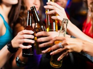 「10年以内に人類は飲酒をやめる」英教授が断言！ 二日酔いゼロの次世代アルコール「アルコシンス」が爆誕（最新研究）
