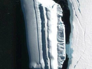 南極大陸の「氷山に擬態したUFO船」がグーグルアースで発見される？地底世界住民の乗り物か!?