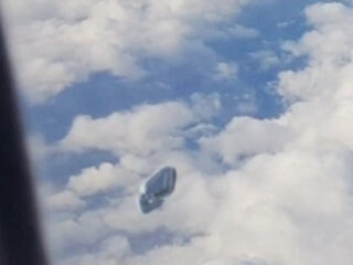 「ウソだろ!?」飛行機から乗客が撮影した“プランクトン型UFO”映像があまりにもリアル！