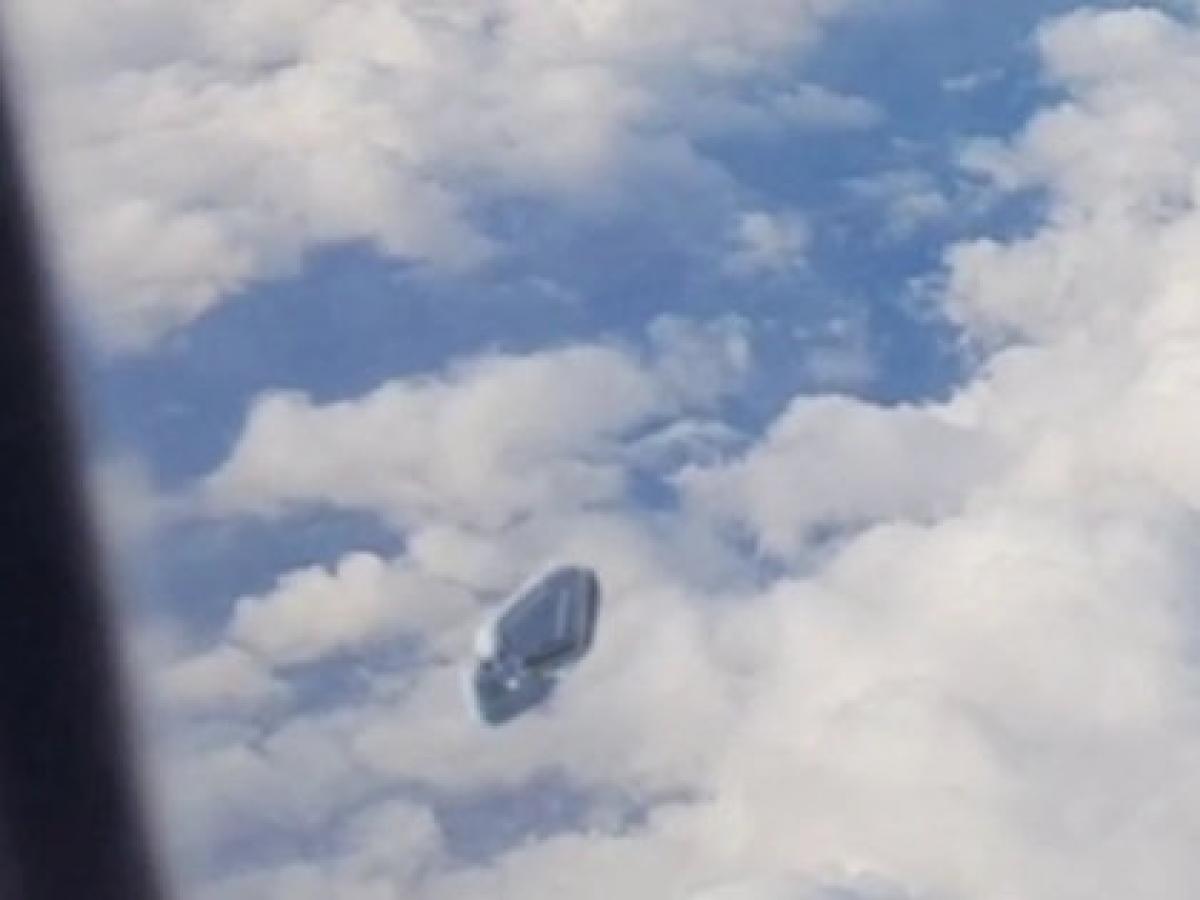 ウソだろ 飛行機から乗客が撮影した プランクトン型ufo 映像があまりにもリアル