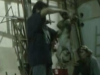 【閲覧注意】ロシアの「猿回し」調教で残酷すぎる“サル虐待映像”が流出！ 叩き、打ち、投げ… 言葉を失う拷問の世界