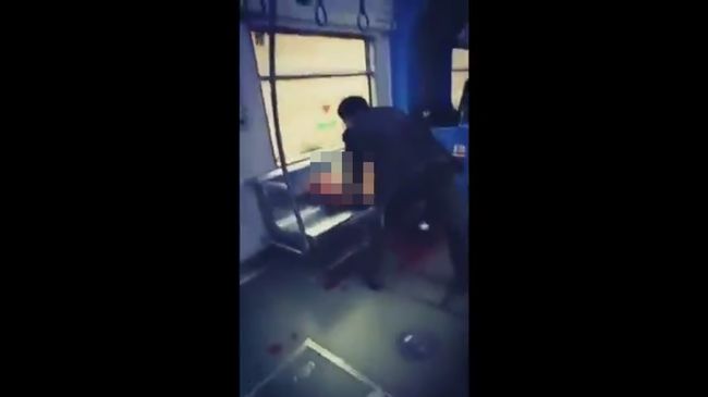 【閲覧注意】男の首からほとばしる鮮血の噴水! 車内自殺の決定的瞬間がヤバすぎる=中国の画像1
