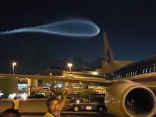 UFOか、隕石か、世界の終わりか!? マイアミ空港に現れた超巨大な青白い光の正体は？