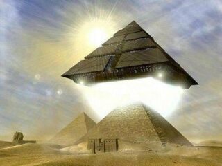 ギザの三大ピラミッドには漆黒の“第四ピラミッド”があった!? 探検家が記述「頂上には黄色い台座」