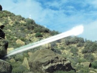 カリフォルニア砂漠地帯で謎すぎる発光体見つかる？地下基地から現れた小型UFO!?
