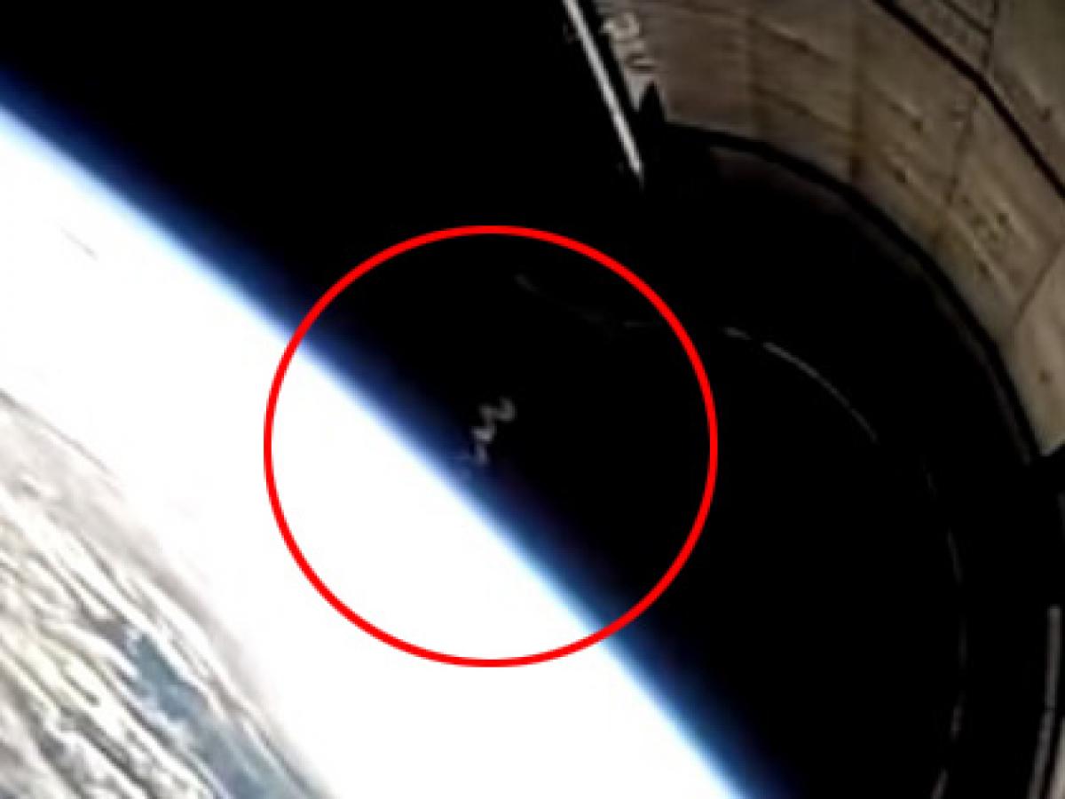 宇宙に出現した巨大ミミズ スペースx 社のロケットが捉えた 螺旋状 の奇妙な影