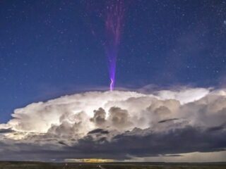世界滅亡の前兆か!? 夜空を刺すように“上向き”に走る紫色の稲妻「巨大ジェット」出現！＝オーストラリア
