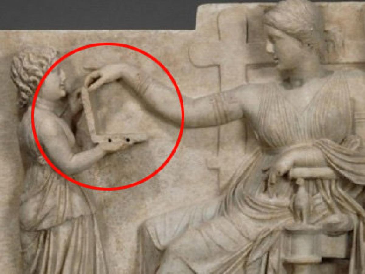 古代ギリシャ人は ノートパソコン を使っていた Usbポートまでクッキリの驚愕彫刻