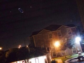 ヒューストン上空に現れたUFOに住民騒然!! 謎の光はNASA製“空飛ぶ円盤”か!?