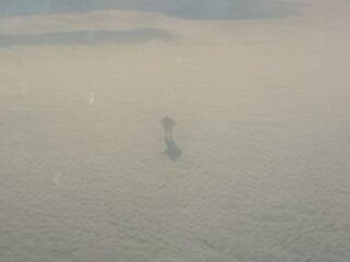「雲の上の巨人」が飛行機から激写される？ 高度9,000m上空で“仁王立ち”する姿に衝撃