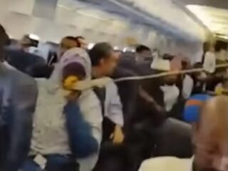 【衝撃動画】飛行機に巨大な穴が！ 乗客が撮影した「旅客機爆発テロ」の一部始終とティテル氏の予言とは？