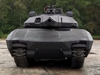 近未来のステルス戦車「PL-01」がスゴい!!　センサーと特殊タイルで変幻自在に姿を変える!?