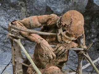 村の番人となった“燻製ミイラ”？ 南国に住む「アンガ族」、驚愕の遺体処理儀式とは？