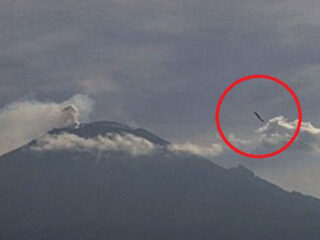 母艦クラスの超巨大UFO（尻尾アリ）が、メキシコの火山付近でライブカメラで撮影される？