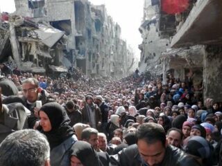 【シリア難民受け入れ】150人のはずが300人に…安倍がEU圧力に完敗！ 関係者「今後10万人に増える」