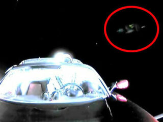 宇宙に送られたテスラ車の近くに“クワッドコプター型”UFO出現！ 研究者断言「そもそもイーロン・マスクが宇宙人」