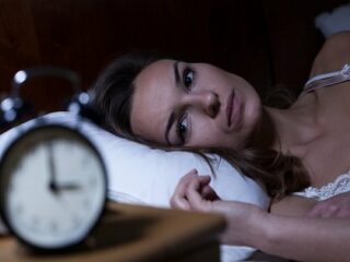 しっかり寝たければ“目をカッ開いていればよい”ことが判明！ 学者が究極の不眠解消法と目覚め方法を紹介