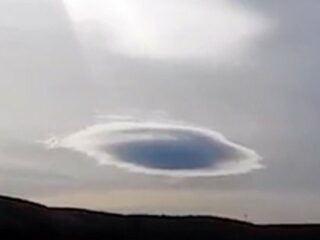 カムフラージュに失敗した「雲型UFO」激撮？専門家「機体の金属部分が反射してる」＝アリゾナ