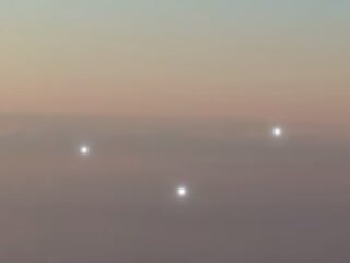 【衝撃動画】“存在”の決定的証拠か？　旅客機と並んで飛行する3つのUFOオーブ？
