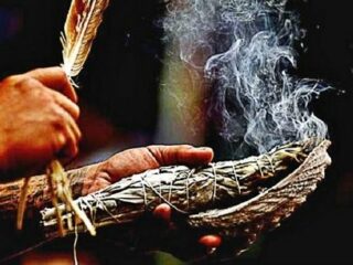 煙による浄化儀式「スマッジング」には除霊以上の効果があることが判明！ 最新科学が解き明かす“古来の智慧”に驚愕！