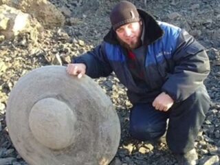 シベリアで古代のUFO？が発掘される！  マンモスの時代よりも古い可能性