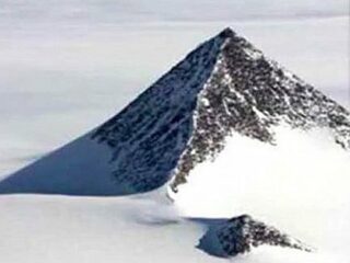 グーグルアースでも確認できる「南極の3大ピラミッド」は人類以外が建設した可能性！ 科学者「1億年前の南極は…」