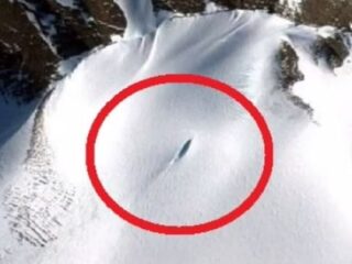 グーグルアースが捉えた南極にUFOが墜落した形跡？