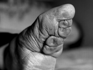 変形したつま先、折り畳まれた指…中国最後の纏足女性が写真集に