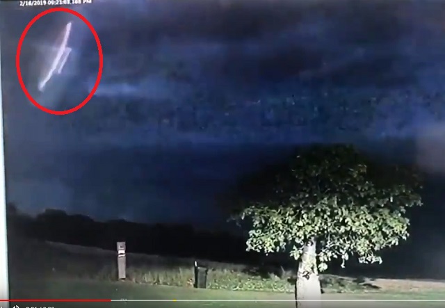 豪州の警察がSNSで「嵐の中のUFO映像」を公開、地球外生命体の存在を認める！ 専門家も「本物のUFO」と断言し…!? の画像2