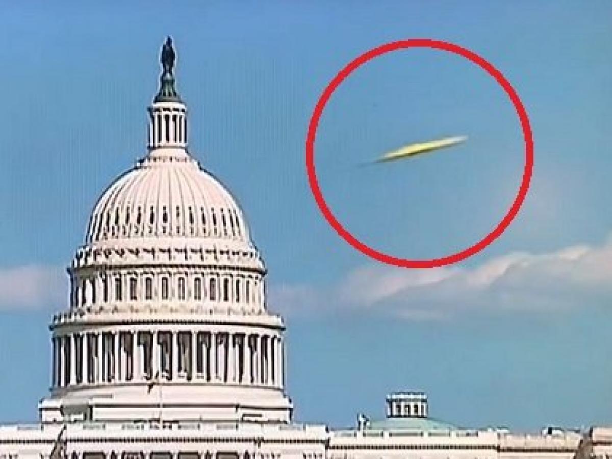 米連邦議会議事堂に 超くっきりゴールドufo 出現 Foxニュースのライブ映像で放送される