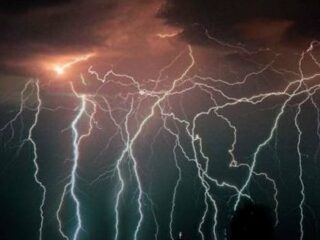 降り注ぐ光の雨！ 1年に160日、1時間に280回も雷に打たれまくる「マラカイボ湖」の謎＝ベネズエラ