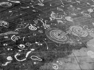 英で発掘された5千年前の“巨大石板”に描かれた記号がヤバい！ 4本指の足跡、十字架、渦巻きの意味とは？