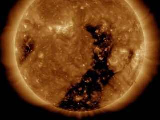 太陽が「真っ二つ」に割れ始めていることが観測写真で判明？ 米政府も恐れる文明崩壊の危機か!?