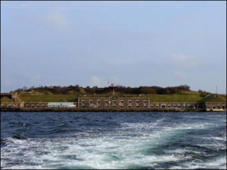 デンマークの軍艦島!? 世界最大の海上要塞、ただいま売り出し中!!