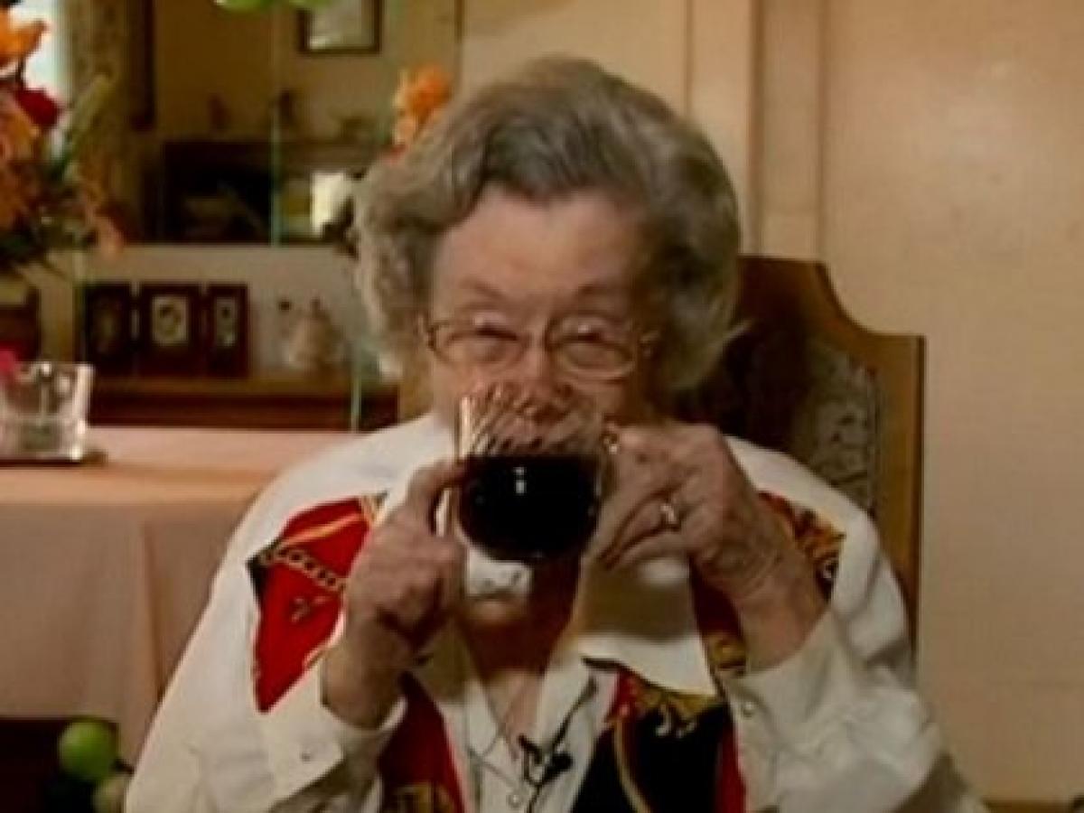 106歳のお婆ちゃんが 不健康すぎる 長生きの秘訣を暴露 1日3本ドクターペッパー 飲むなと忠告した医者は皆死んだ