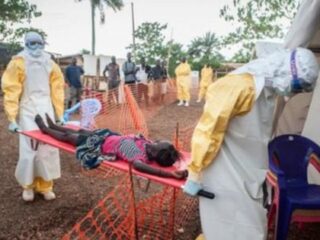致死率90％、史上最悪のエボラ出血熱 ― 医師たちの命がけの奮闘