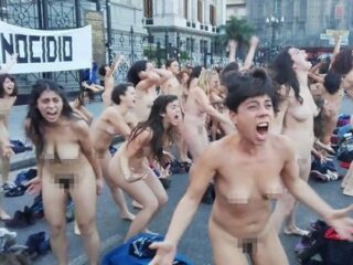 フェミニズム団体の女性120人が全裸で一斉に吠えまくる衝撃動画！ 世界で多発する「フェミサイド（女性殺し）」への怒りとは？＝アルゼンチン