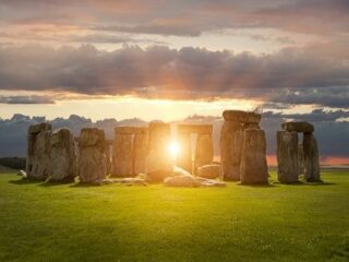 ストーンヘンジの巨石は“人類以前”から置かれていた可能性！ やはり宇宙人の仕業なのか!?