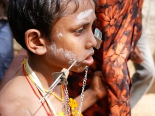 祭りのテーマは「苦行」 ― ヒンドゥー教徒の祭り「タイプーサム」が痛すぎる！