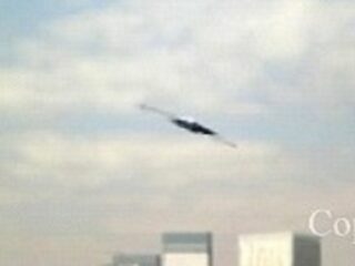 東京の空に超高速UFO出現？突然現れ、突然消える!!